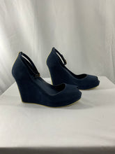 Load image into Gallery viewer, Designer Open Toe Wedges Size 6